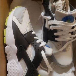 NIB Nike Huarache sz Y5.5